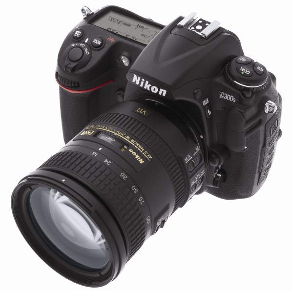 d300s_fbkm_fronttoplft_18-200vr