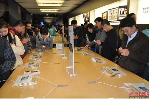 china_beijing_Apple_store_evening_2
