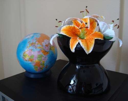 flower-vase-hidden-charger