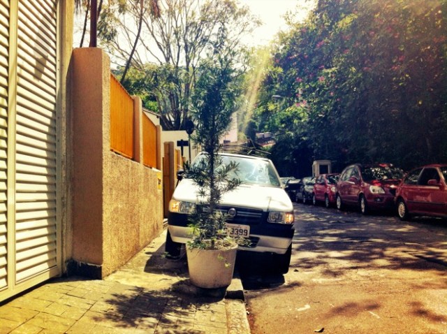jruv_sidewalk car_Gavea 2