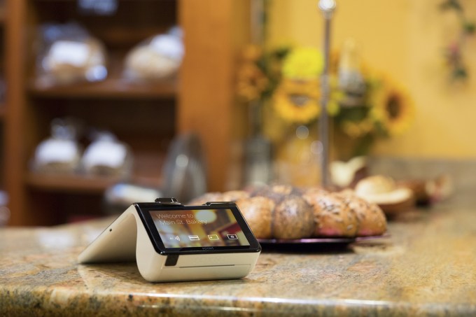 Poynt - Customer screen on counter