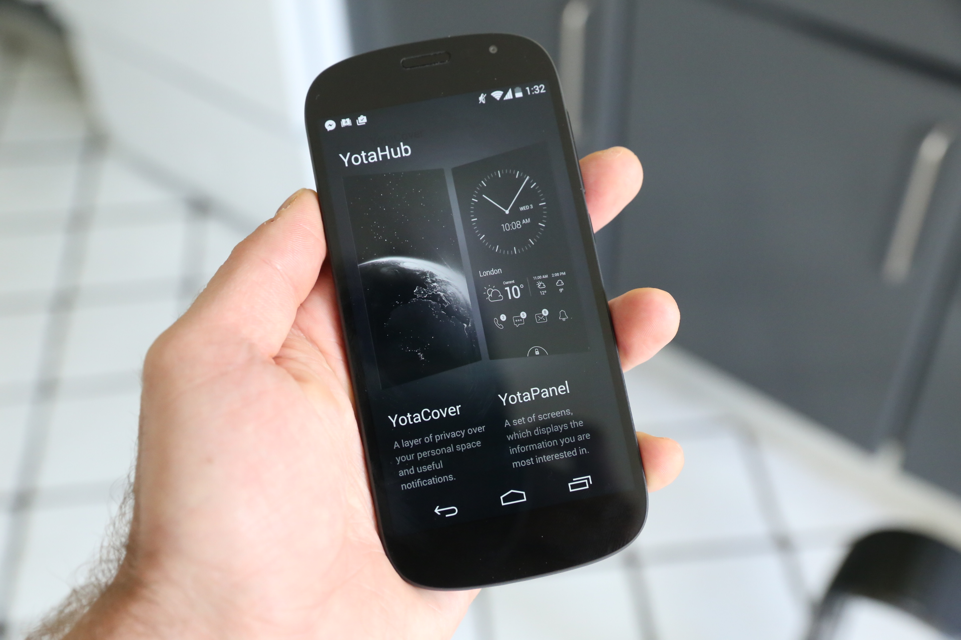yotaphone-2-8