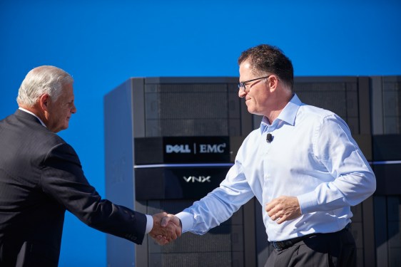 Michael Dell and Joe Tucci shaking hands.