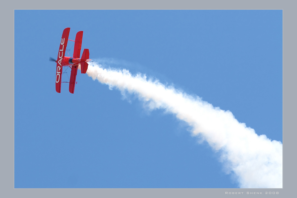 Oracle bi-plane leaving a cloud behind it.