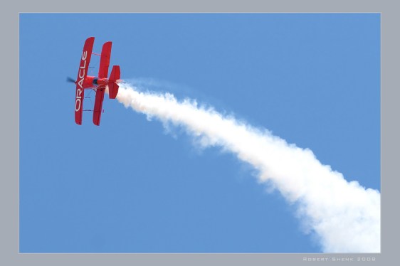 Oracle bi-plane leaving a cloud behind it.