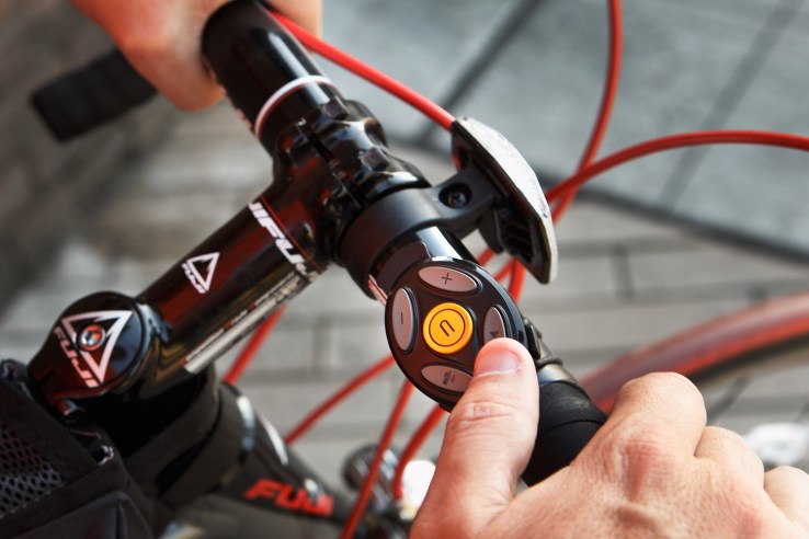 image-coros-smart-remote-and-bike-mount