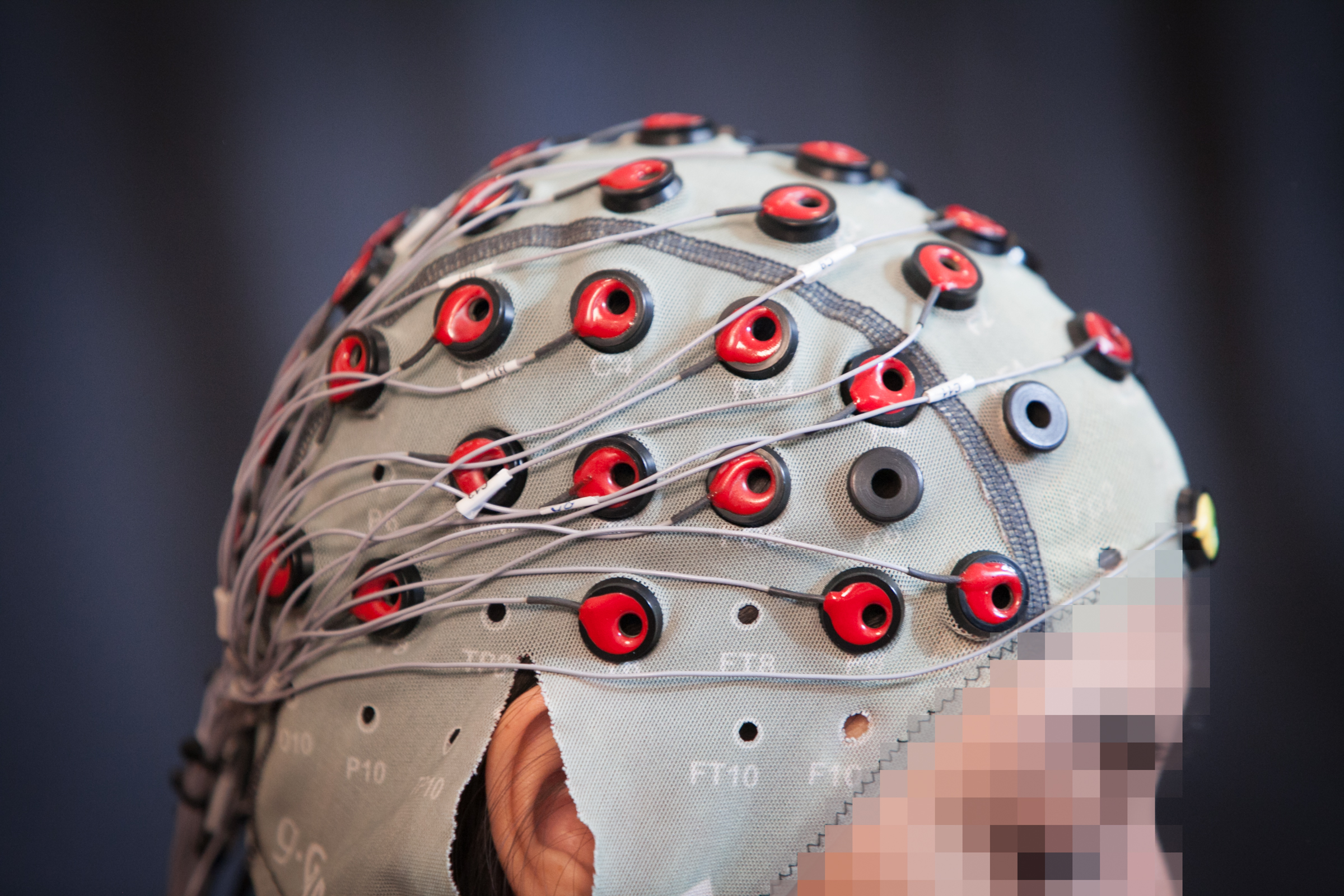 2the-team-uses-eeg-brain-signals-to-detect-if-the-person-notices-a-mistake-jason-dorfman-mit-csail