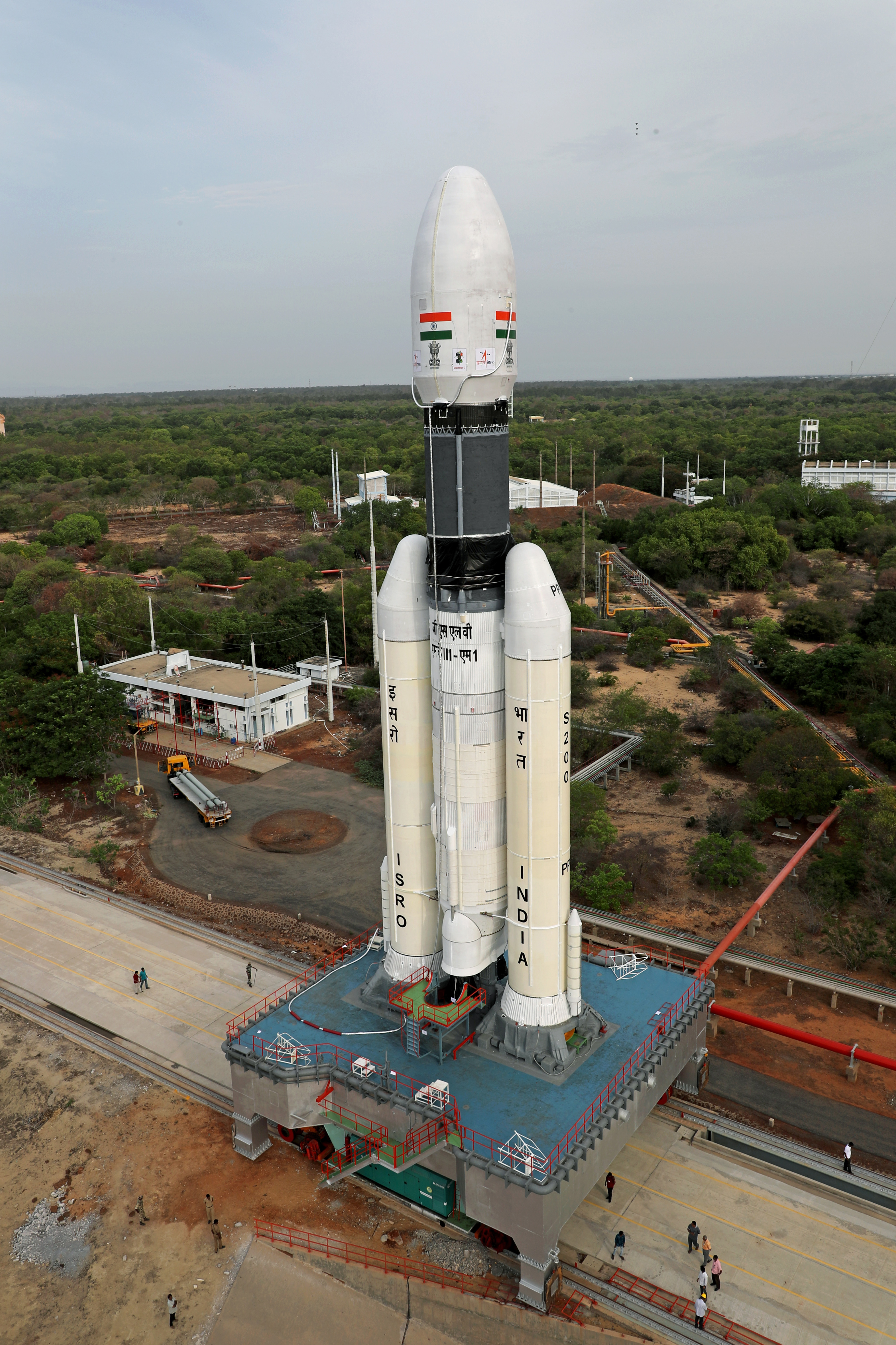 03gslvmkiii m1vehiclemountedonmobilelaunchpedestalmovingtowardsthesecondlaunchpad