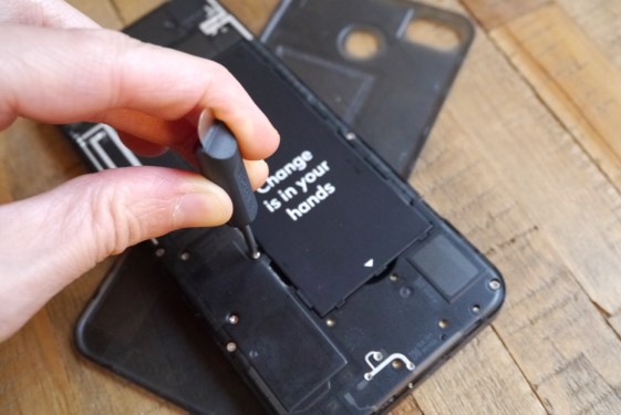 Taking the Fairphone 3 to pieces