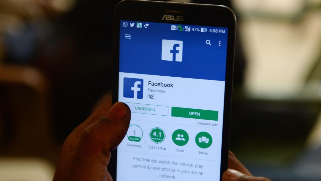 apps for Facebook and other social networks on a smartphone