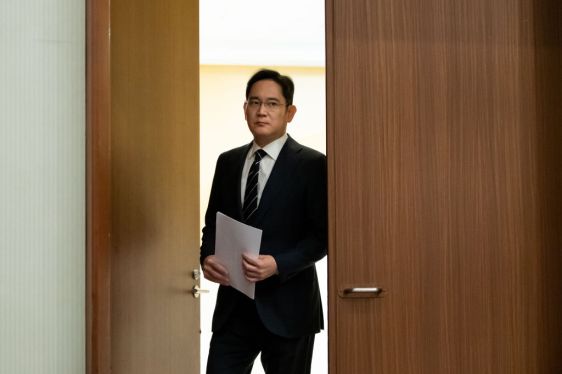 SEOUL, SOUTH KOREA - MAY 6: Jay Y. Lee, Vice Chairman of Samsung Electronics, holds a press conference at the company's headquarters in Seoul, South Korea, on May 6, 2020. LeeÂ apologized, after aÂ recommendation byÂ Samsungs new compliance committee, over problems in succession and labor union controversy. (Photo by Bloomberg/SeongJoon Cho/Pool/Anadolu Agency via Getty Images)