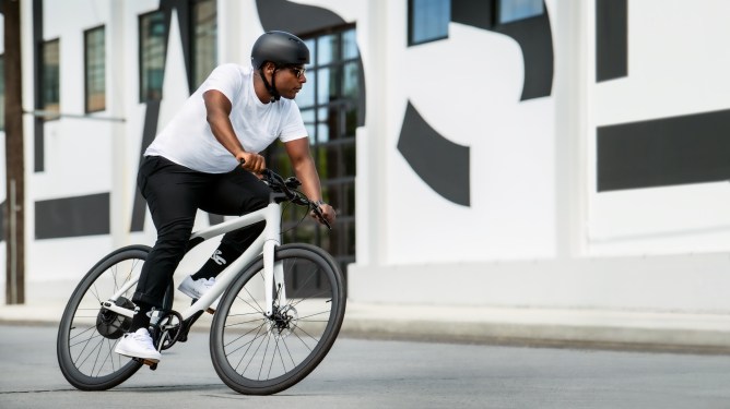 Gogoro's Eeyo 1s smart electric bike