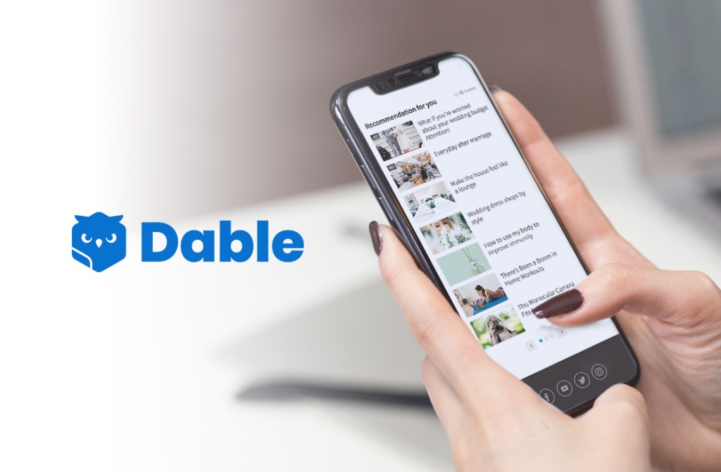 A photo showing articles recommended by content discovery platform Dable on a smartphone