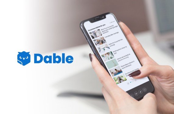 A photo showing articles recommended by content discovery platform Dable on a smartphone