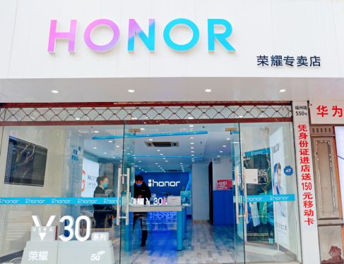 Consumers pick up a 5G smartphone at a Honor Store in Shanghai, China, Nov 28, 2020