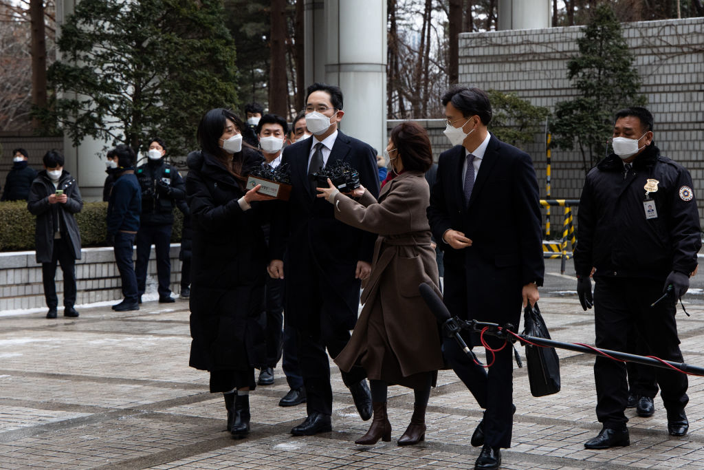 Jay Y. Lee, co-vice chairman of Samsung Electronics Co., middle, wears a protective mask as he arrives at the Seoul High Court in Seoul, South Korea, on Monday, Jan. 18, 2021.