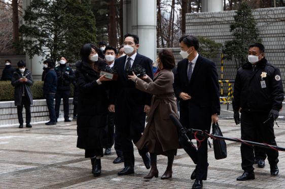 Jay Y. Lee, co-vice chairman of Samsung Electronics Co., middle, wears a protective mask as he arrives at the Seoul High Court in Seoul, South Korea, on Monday, Jan. 18, 2021.