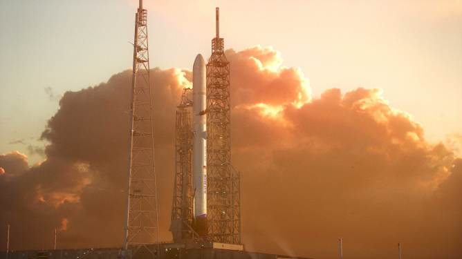 Concept rendering of Blue Origin's New Glenn rocket on a launch stand.