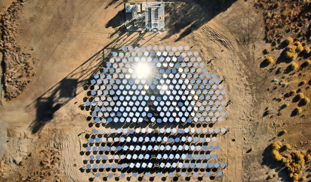 Bird's eye view of a solar concentrator, with many mirrors tilted to send sunlight to a central location.