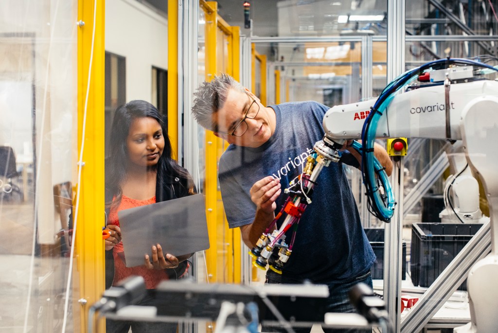 Covariant robotic arm