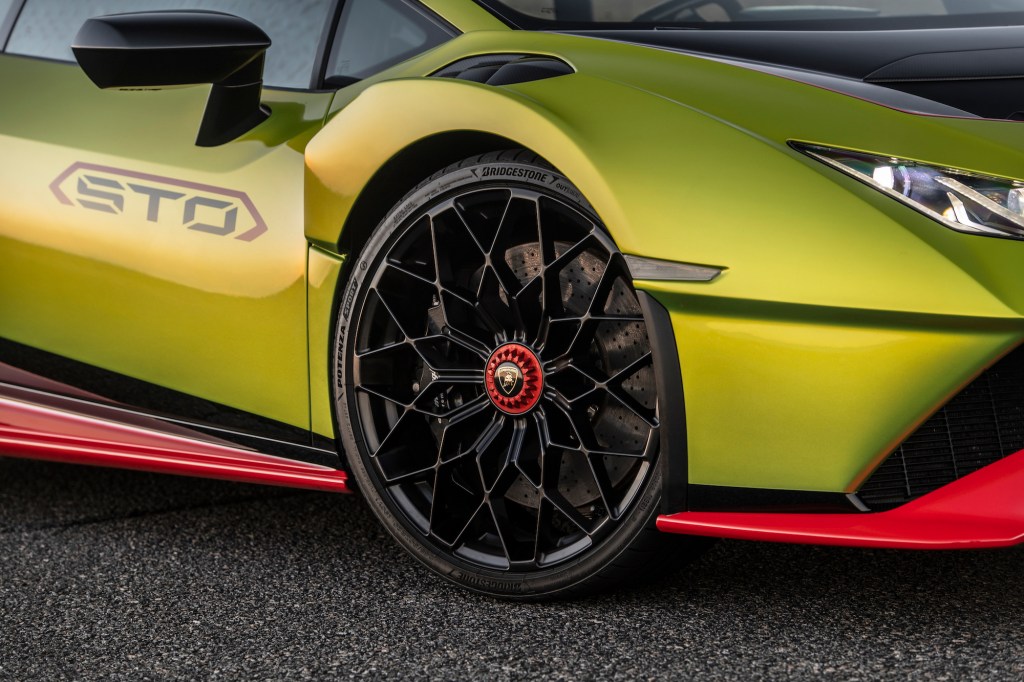 Huracan STO 6