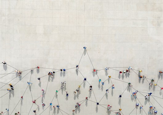 Crowd from above forming a growth graph with lines connecting between them to show how th COVID-19 can expand