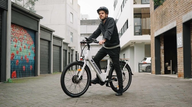 gig worker rides zoomo e-bike