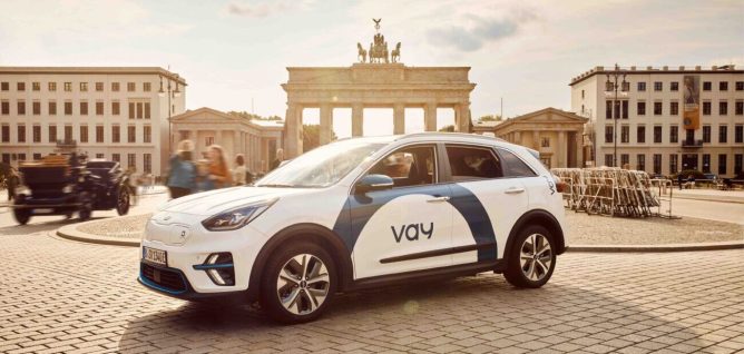 Vay teledriven, self-driving car in Berlin brandenburg tor