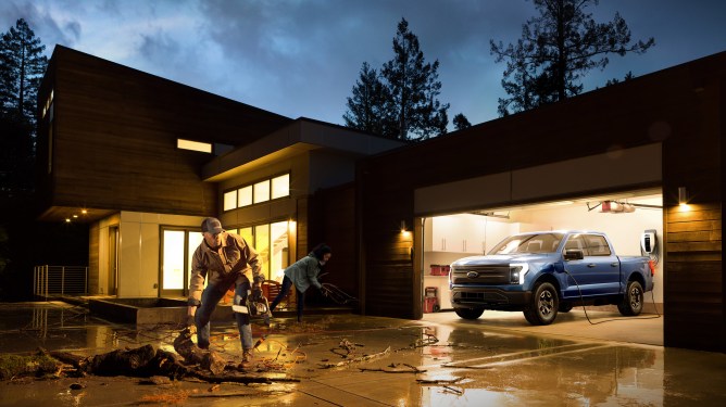 2022 ford f-150 lightning powering home