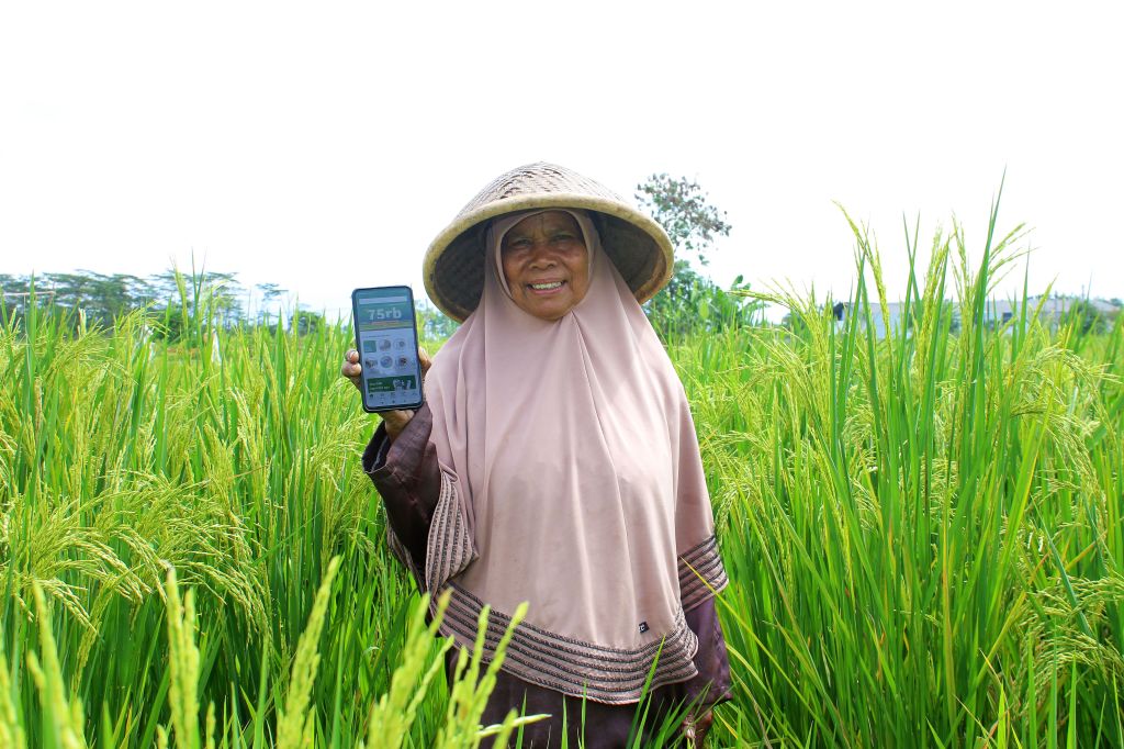A farmer using the AgriAku app