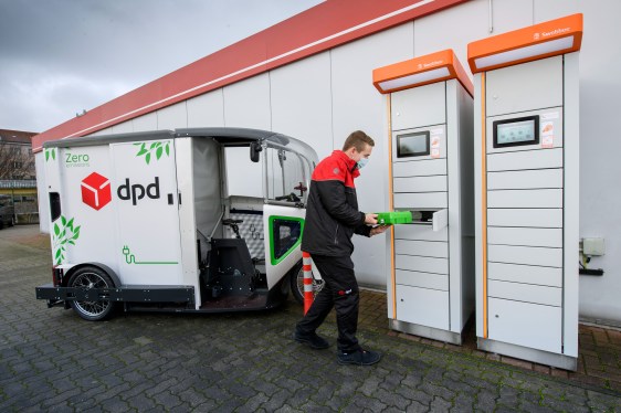 DPD courier using Swobbee battery swapping stations