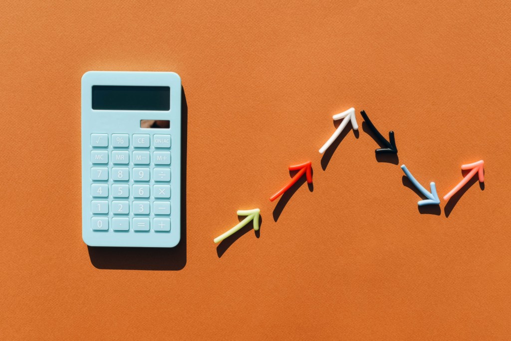 Blue calculator and a graph made from colored arrows