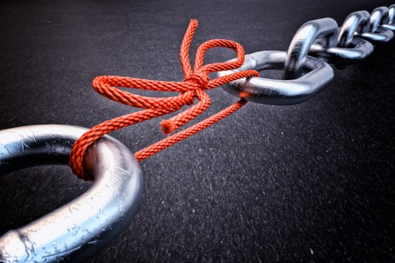 Metallic chain connected by a red knotted rope, representing third party cybersecurity risk