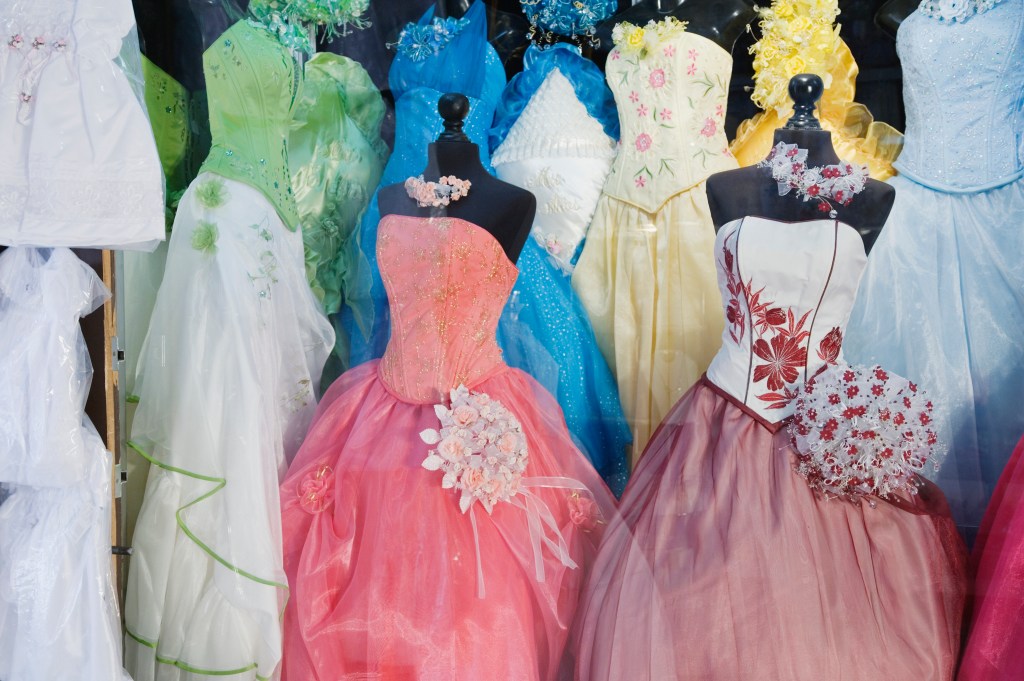 Image of a shop window with quinceanera dresses