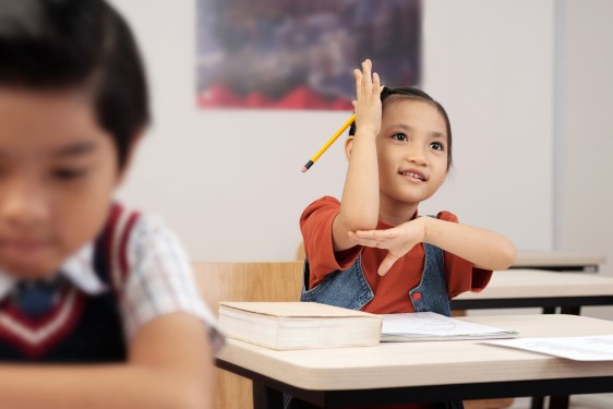Student answering a question in elementary school, used in a post about Vietnamese edtech Azota