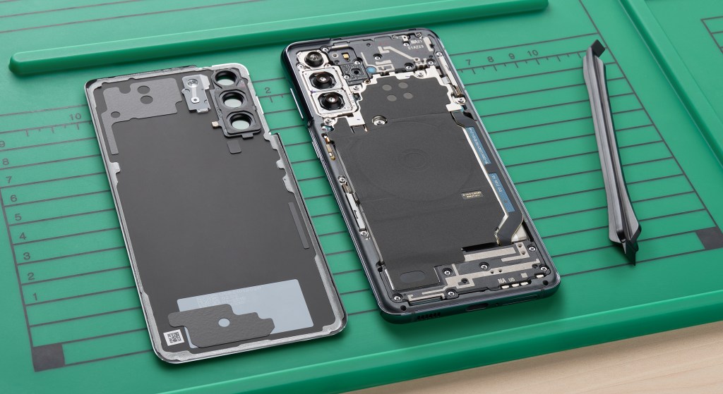 Samsung Self-Repair, smartphone cracked open