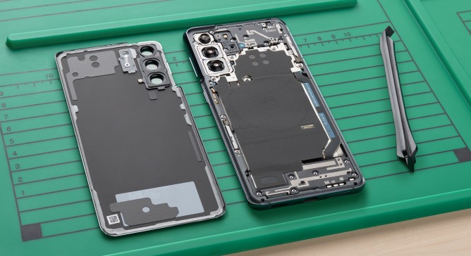 Samsung Self-Repair, smartphone cracked open
