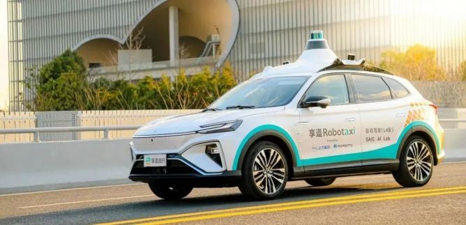 white SAIC SUV on road, outfitted with autonomous vehicle technology