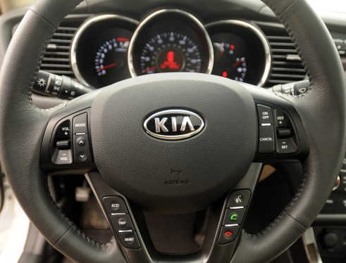 2011 Kia Optima EX steering wheel
