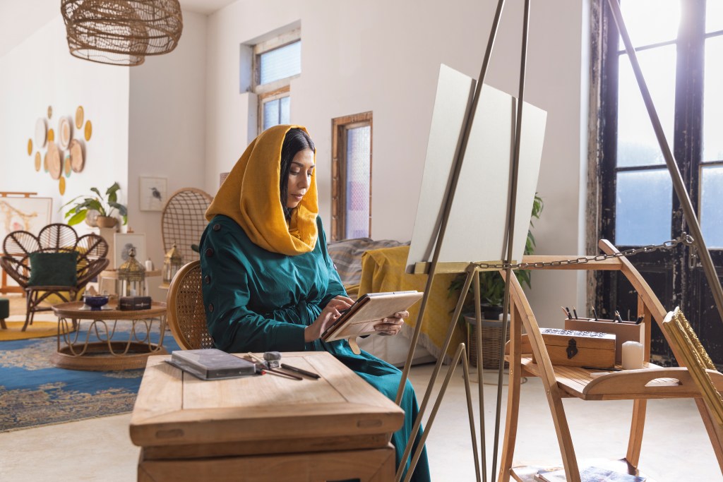 Photo of a woman in a studio looking at her tablet, used in post about cross-border payments startup Thunes