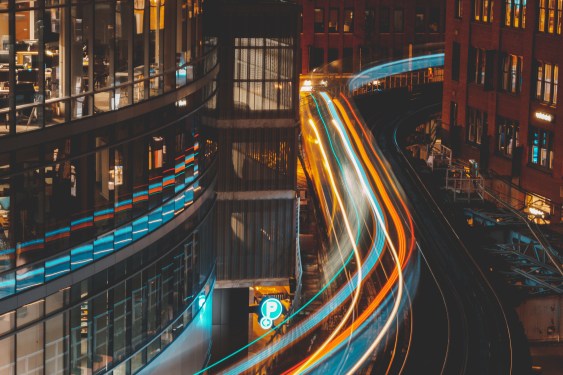 Chicago train looping around buildings, Chicago, Illinois, United States, used in post about financial planning startup Drivetrain