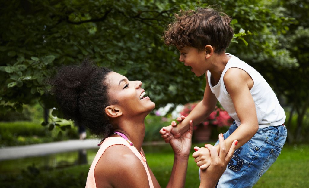 Mother and child smiling and playing. Image credits: Silke Woweries / Getty Images
