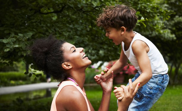 Mother and child smiling and playing. Image credits: Silke Woweries / Getty Images