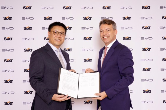 (Left: Michael Shu, General Manager and Managing Director, BYD Europe and International Cooperation Division; Right: Vinzenz Pflanz, Chief Business Officer responsible for sales and vehicle purchase, Sixt SE)
