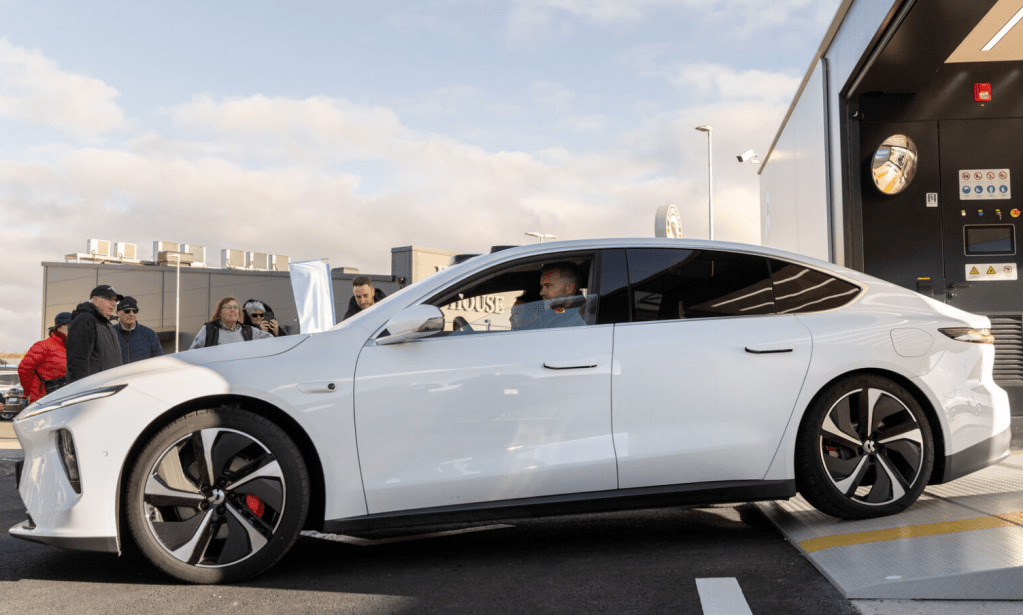 Electric car exiting power-swapping station