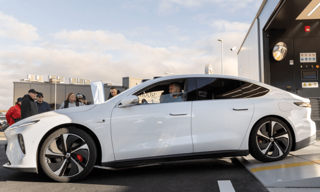 Electric car exiting power-swapping station