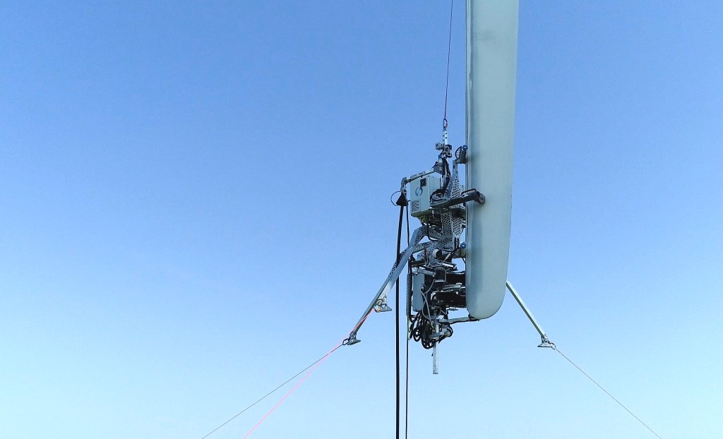Aerones' wind turbine-scrubbing robots in action