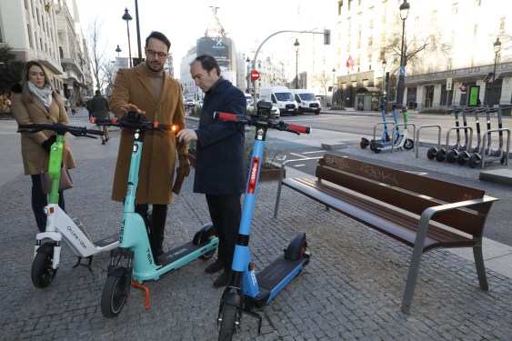 The City Council of Madrid announces the result of the scooter tender in front of three scooters from Dott, Lime and Tier