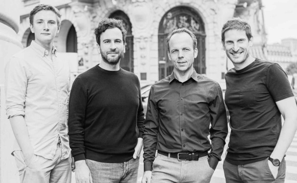 A photo of the two co-founders of Qonto and the co-founders of Penta