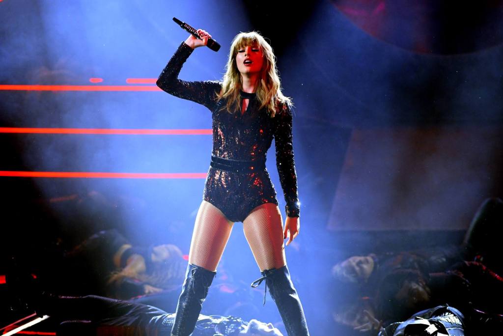Taylor Swift performs onstage during the 2018 American Music Awards at Microsoft Theater on October 9, 2018 in Los Angeles, California.
